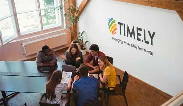 des employés ponctuels participant à une réunion d'équipe