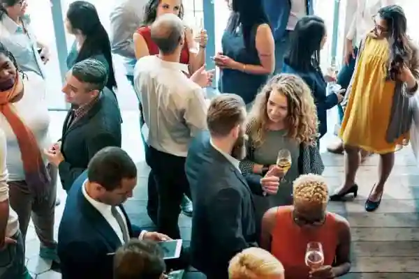 Grupo de profesionales en un evento de networking de asociaciones